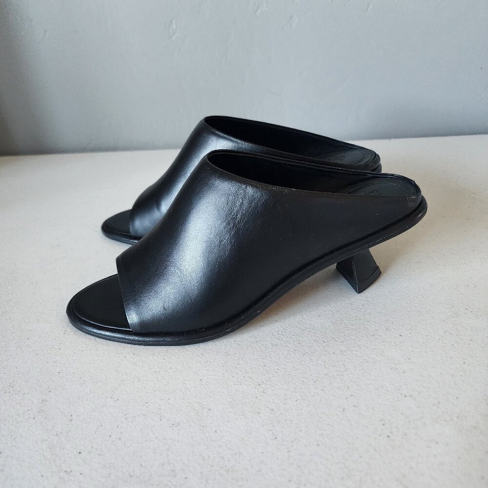 Mercedes Castillo Mule "EUC" - Picture 5 of 16